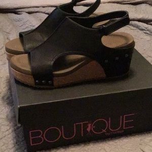 Corky’s Boutique Black cushion platform wedge sandal with stud trim sz 8